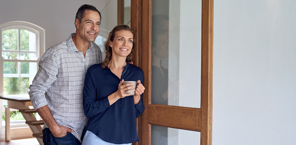 Couple devant une porte de maison