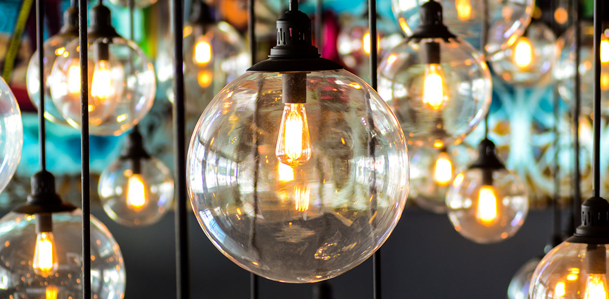 éclairage moderne dans une maison neuve